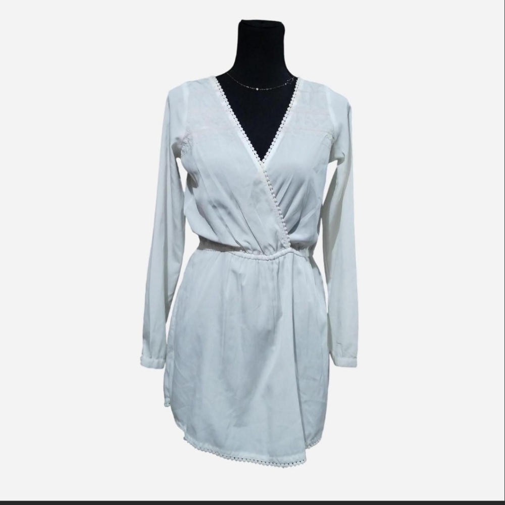 White Cotton dress With Lace Trim And Tie Waist.